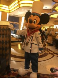 シェフ・ミッキーでミッキーと遊びながらディナー!ディズニーランド来たなら絶対おすすめ!ディズニーキャラクターと写真も撮れる!