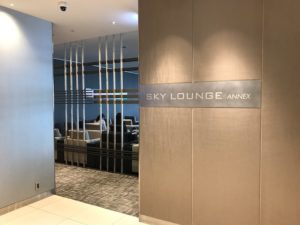 羽田国際空港のカードラウンジ「SKY LOUNGE ANNEX(スカイラウンジ)」がおすすめ!上級会員じゃなくても利用可能!ドリンクも無料!!